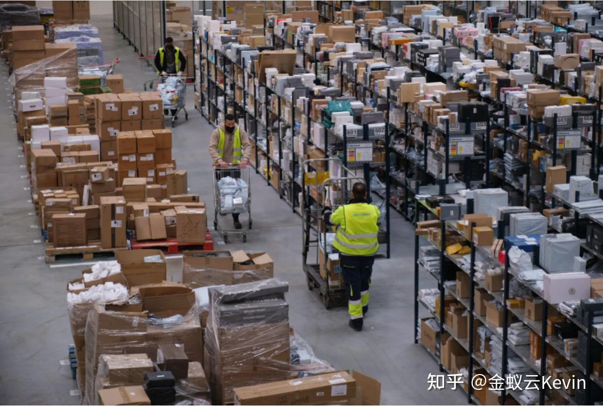 员工在海外仓内进行订单打包